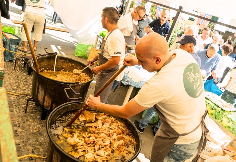La Fête du Stockfish à Badalucco : une expérience authentique de saveurs, de culture et de paysages à couper le souffle. Vespa Tour